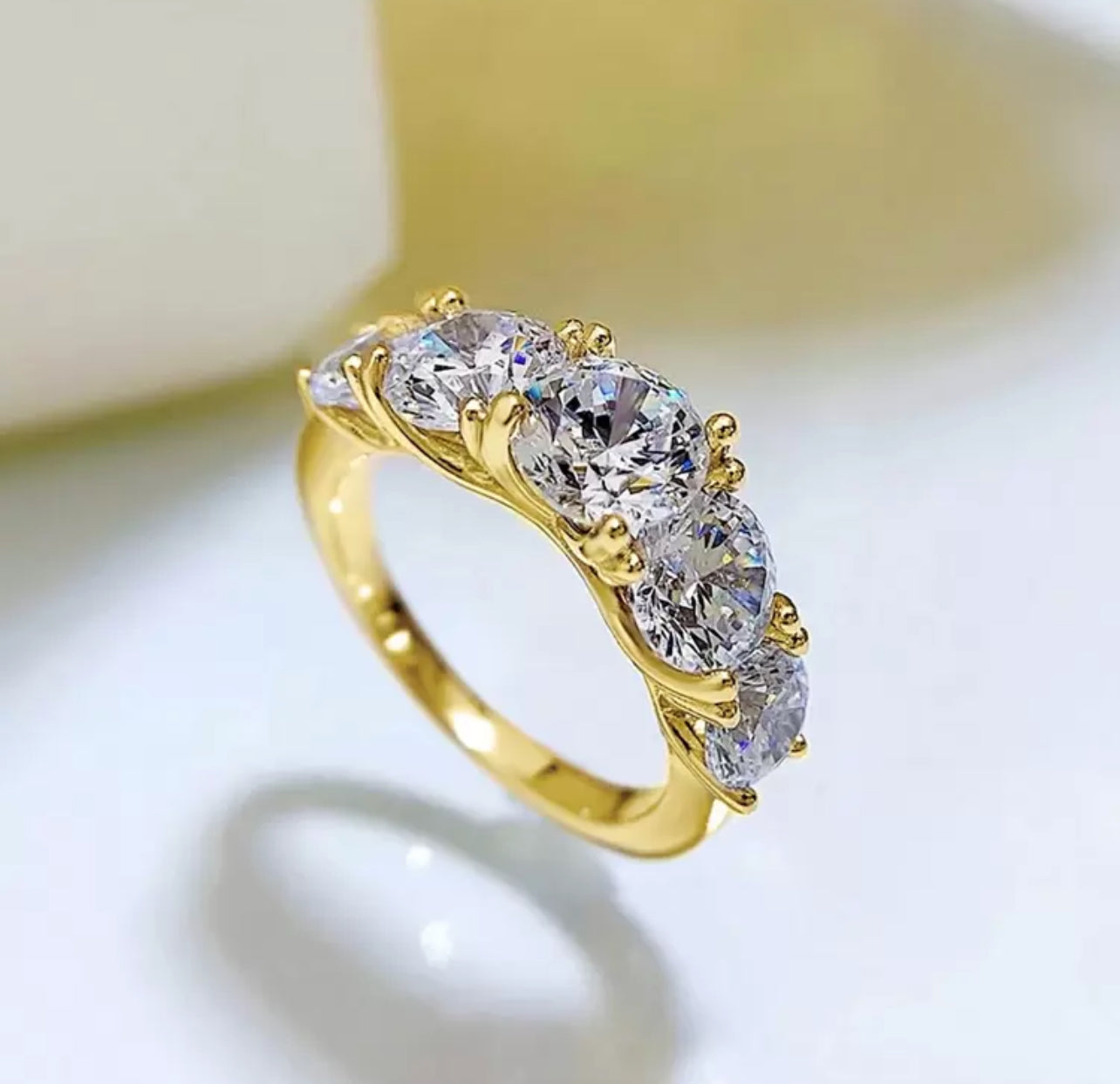 Meia Aliança Lumiére com 5 Pedras em Moissanite com corte redondo,Prata 925, cor D-E, pureza VVS1, com pedras de 6,5mm, 6mm e 5mm, acompanhada de Certificado GRA da pedra central de 6,5mm. Banho ouro Amarelo 18 k