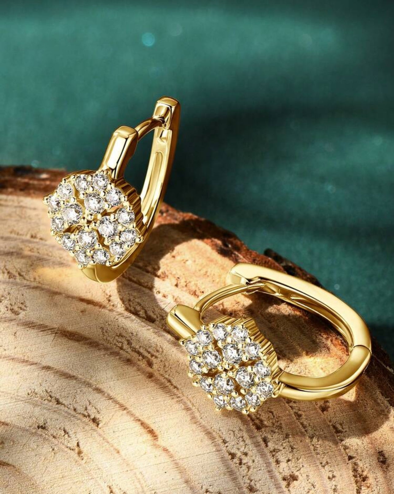 Par de Brincos de Argola Chuveirinho de Moissanite Elegante par de argolas confeccionadas em Prata 925 com banho em Ouro Dourado 18K,