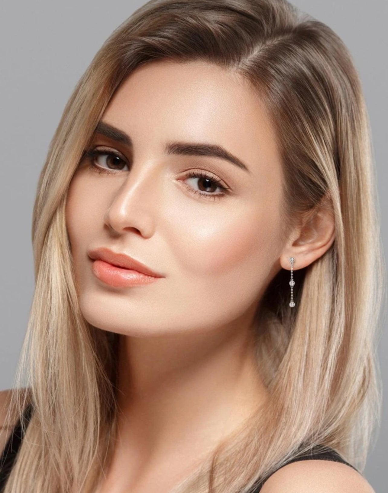 1 Par de Brincos Cascata de Luz em Moissanite confeccionadas em Prata 925 com banho em Ouro Branco 18K - 3 mm cada pedra