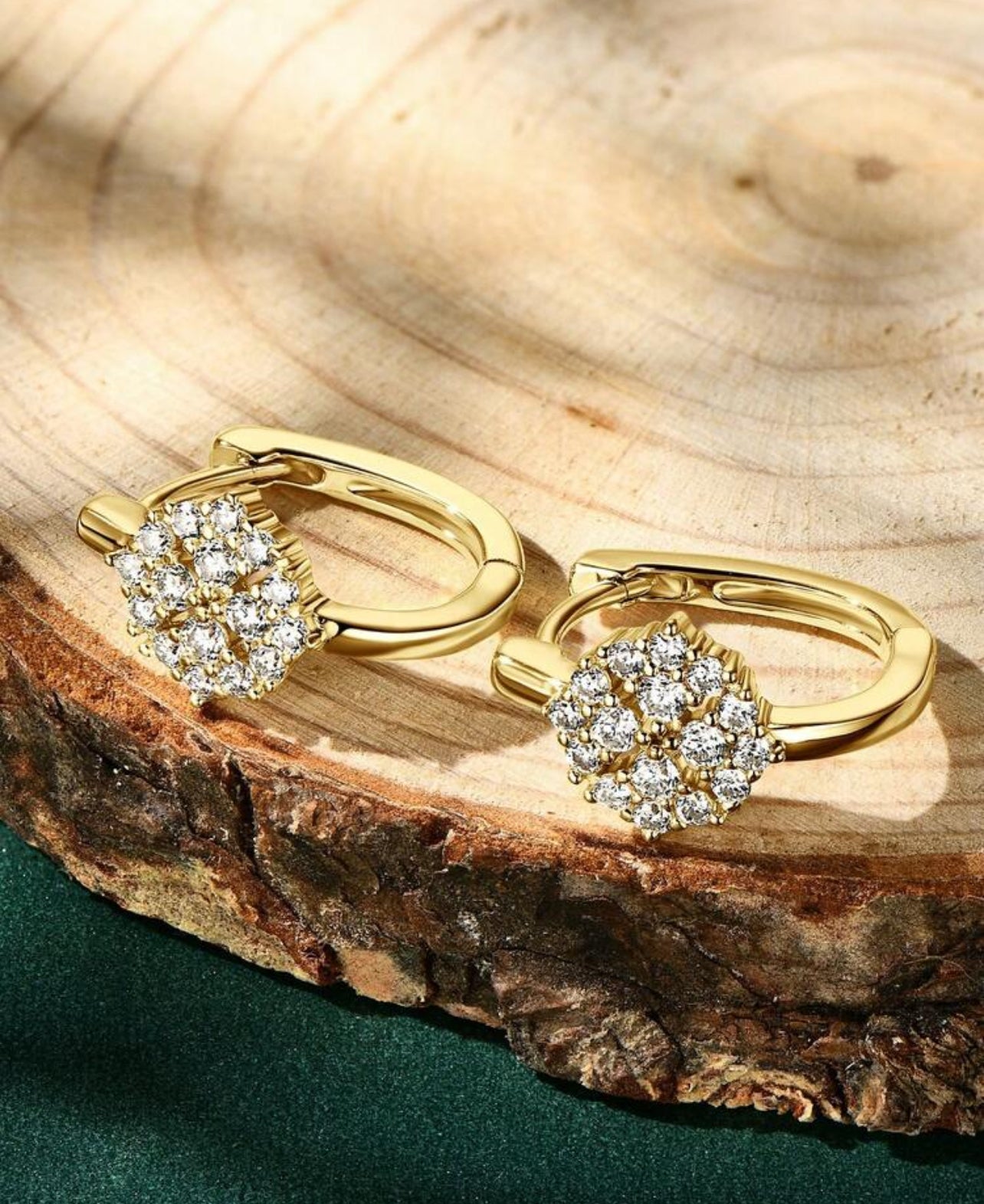 Par de Brincos de Argola Chuveirinho de Moissanite Elegante par de argolas confeccionadas em Prata 925 com banho em Ouro Dourado 18K,
