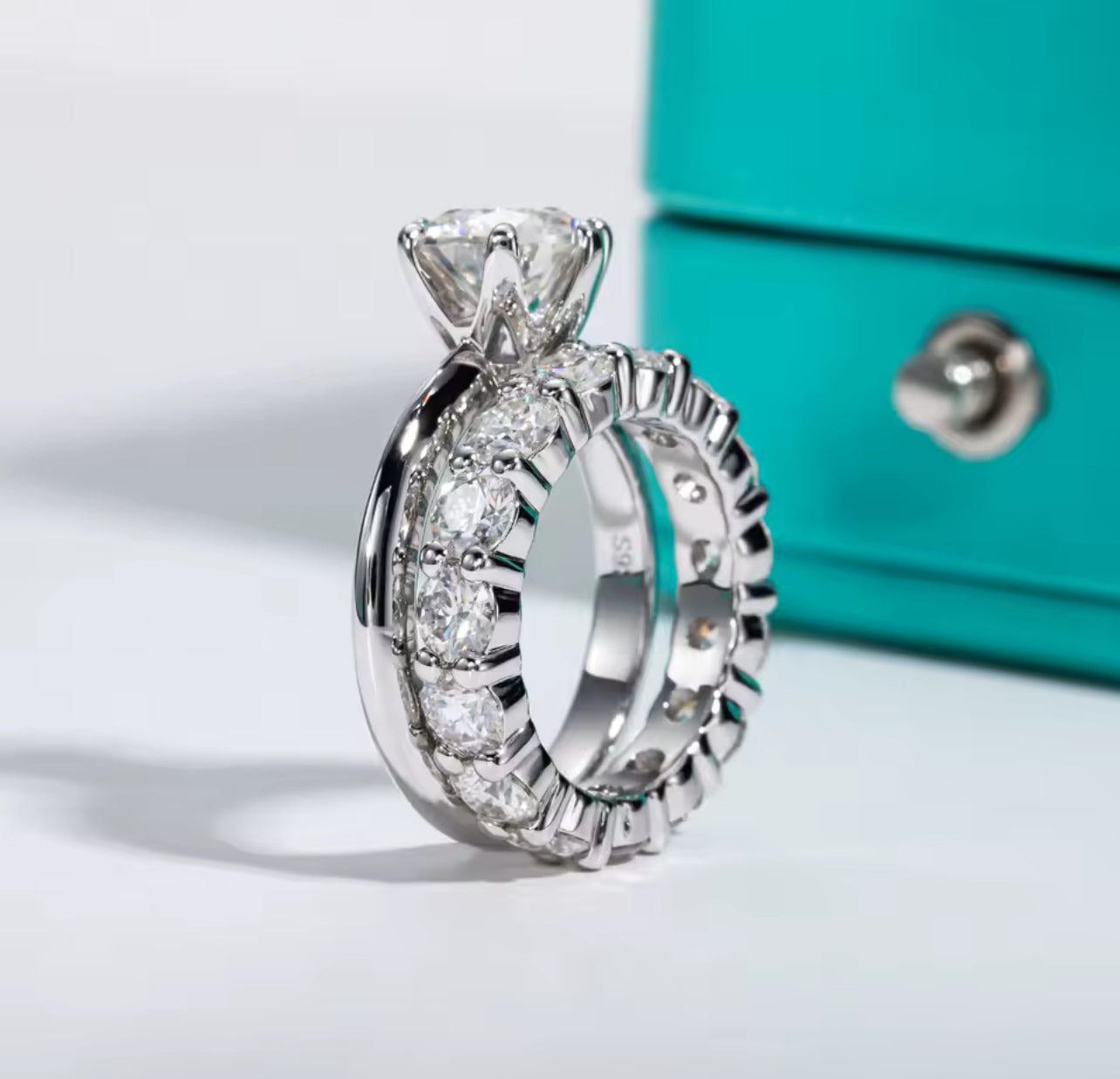 Dupla de Solitário e Aparador Solitário Aliança Russa Inteira Moissanite 1 Pedra com corte redondo,Prata 925, cor D-E, pureza VVS1, com pedras de 8mm, 2ct acompanhada de Certificado GRA da pedra 1 Aparador 4mm, 4,50ct