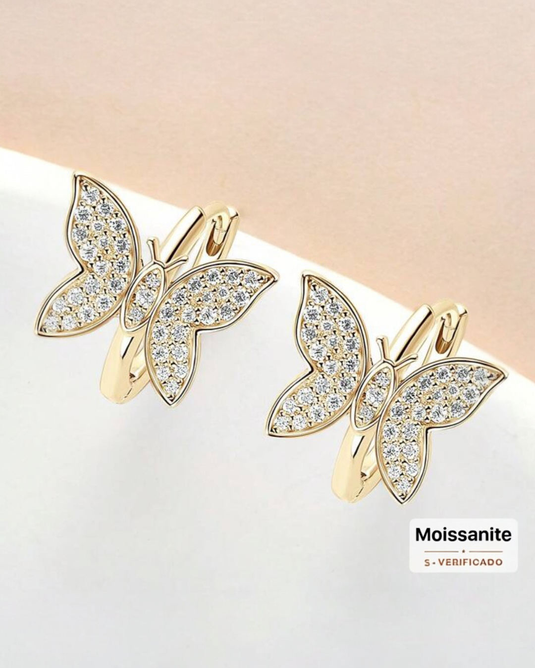 1 Par de Brincos Borboleta em Moissanite Cravejada confeccionadas em Prata 925 com Banho em Ouro Dourado 18K