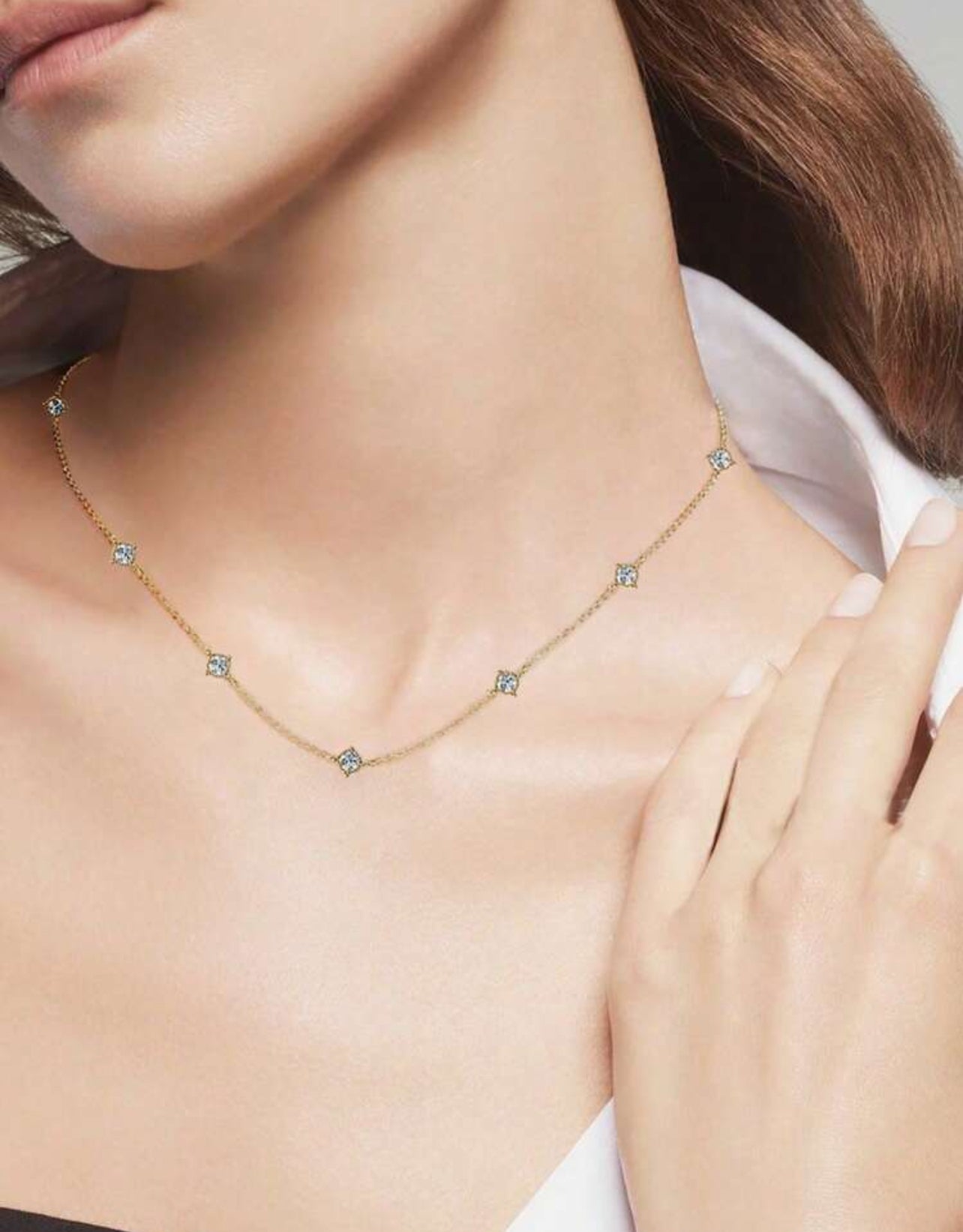 Colar Constelação em Prata 925 com Banho em ouro Dourado 18 k com 7 moissanitas de 3 mm (0,12 ct cada), somando juntas 0,70 ct no total.