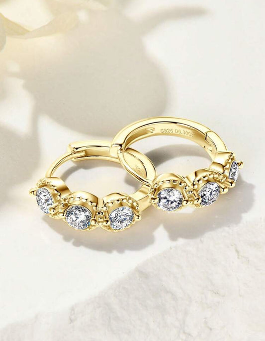 Par de Brincos de Argola Clássicos Retrô de Moissanite
Elegante par de argolas confeccionadas em Prata 925 com banho em Ouro 18K,