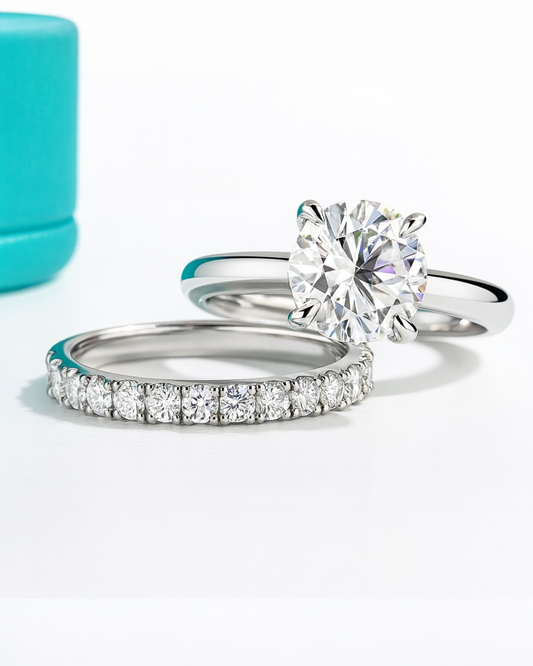 Dupla de Solitário e Aparador em Moissanite, Prata 925, cor D-E, pureza VVS1. Solitário 2ct (8mm) + Aparador 0,03ct (2mm), ambos com Certificado GRA. Compre e ganhe