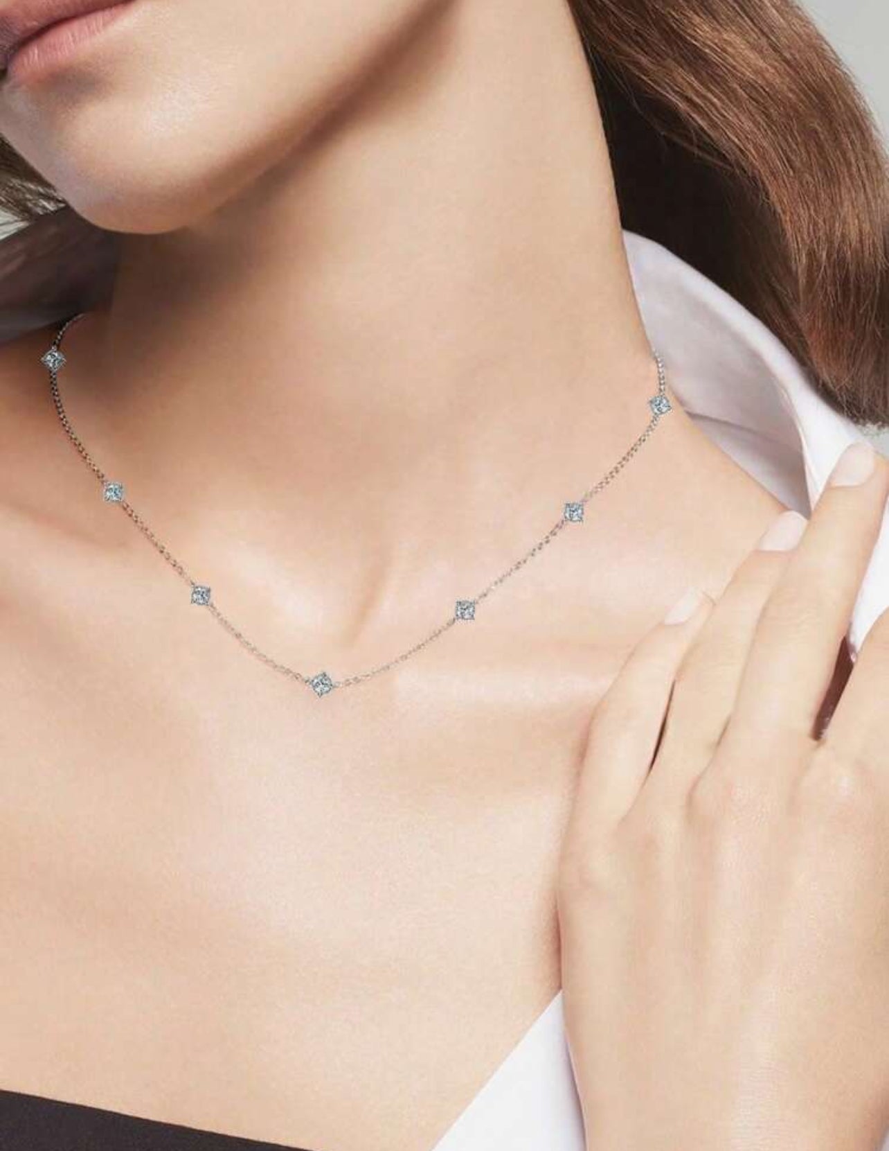 Colar Constelação em Prata 925 com Banho em ouro Branco 18 k com 7 moissanitas de 3 mm (0,12 ct cada), somando juntas 0,70 ct no total.