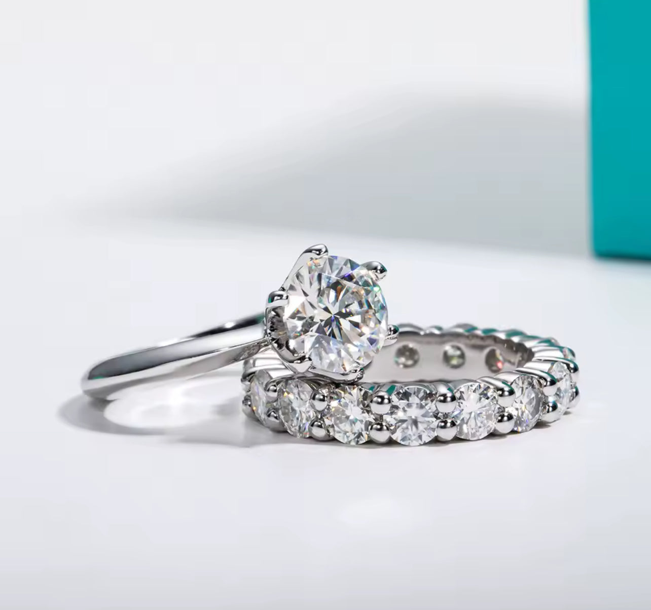 Dupla de Solitário e Aparador Solitário Aliança Russa Inteira Moissanite 1 Pedra com corte redondo,Prata 925, cor D-E, pureza VVS1, com pedras de 8mm, 2ct acompanhada de Certificado GRA da pedra 1 Aparador 4mm, 4,50ct