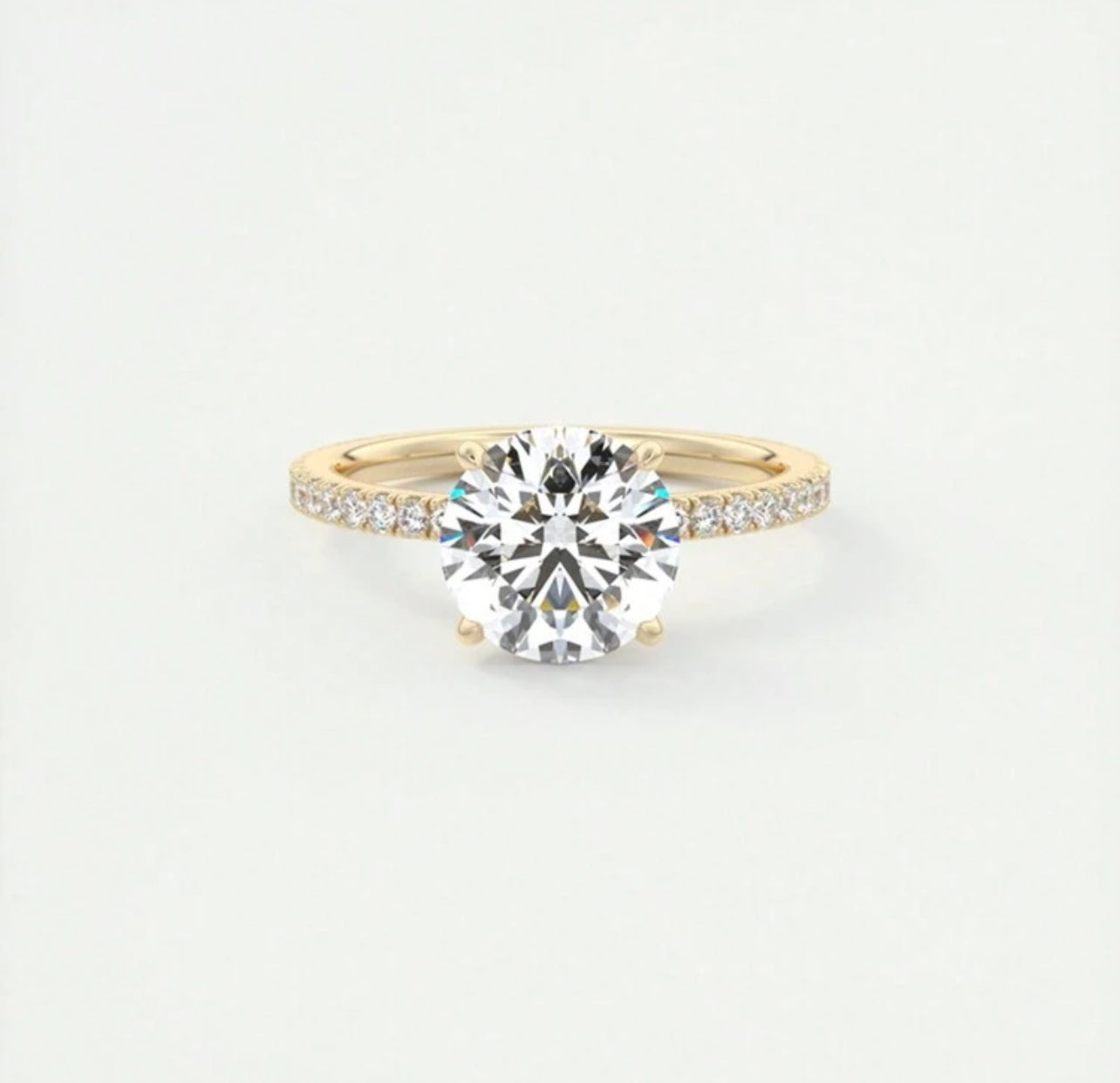 Anel Solitário Cravejado  - Em diamantes Moissanite em Prata 925 - Com banho de ouro amarelo 18k, proporcionando um acabamento luxuoso e durável - Certificado GRA