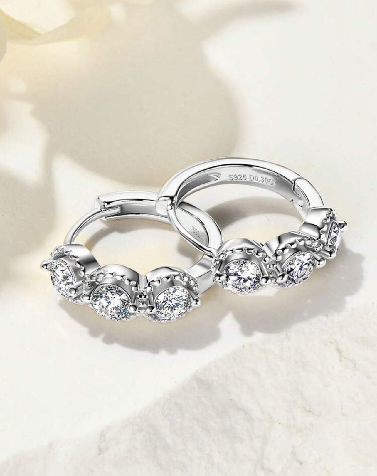 Par de Brincos de Argola Clássicos Retrô de Moissanite Elegante par de argolas confeccionadas em Prata 925 com banho em Ouro 18K,
