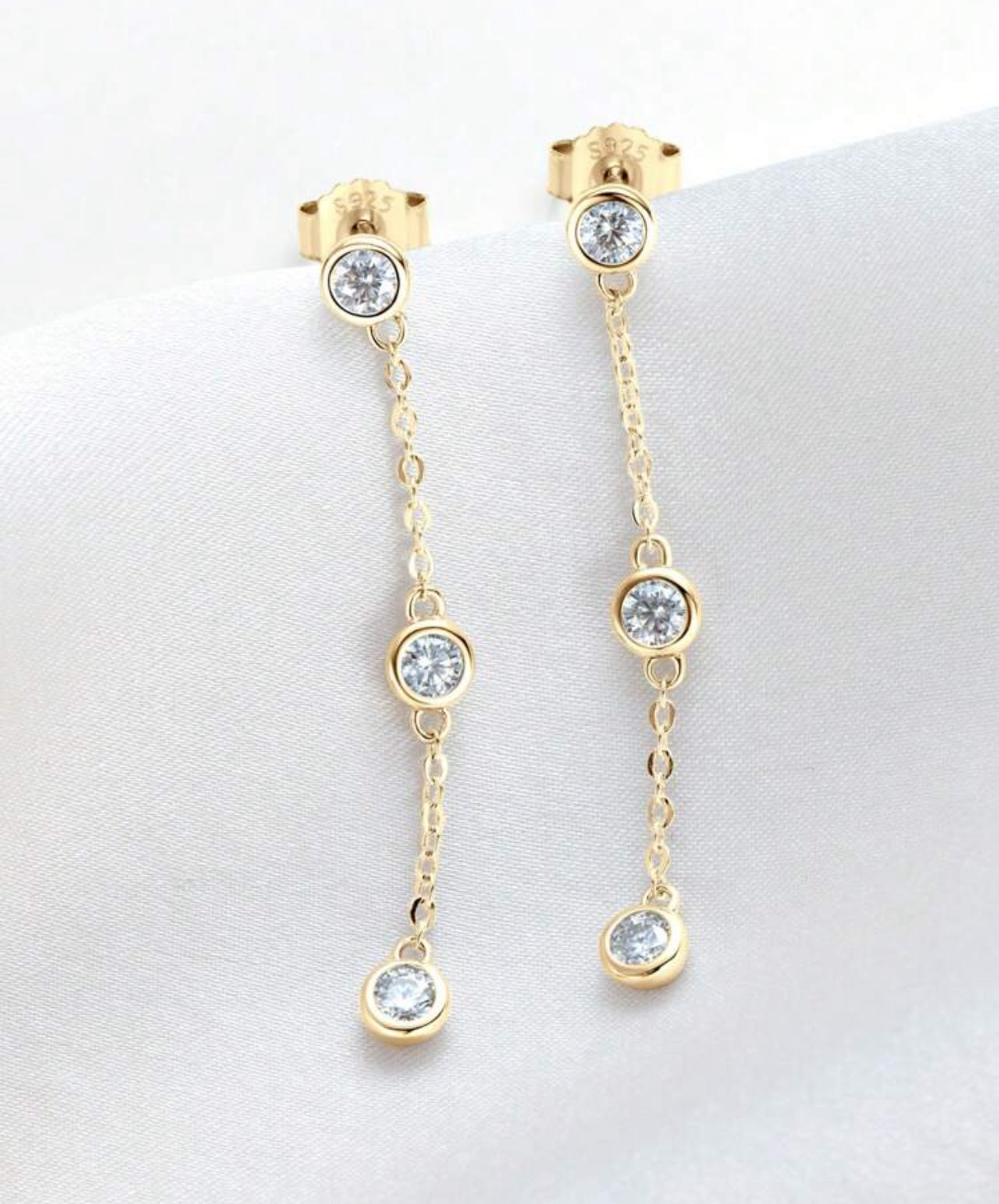 1 Par de Brincos Cascata de Luz em Moissanite confeccionadas em Prata 925 com banho em Ouro Dourado 18K - 3 mm cada pedra