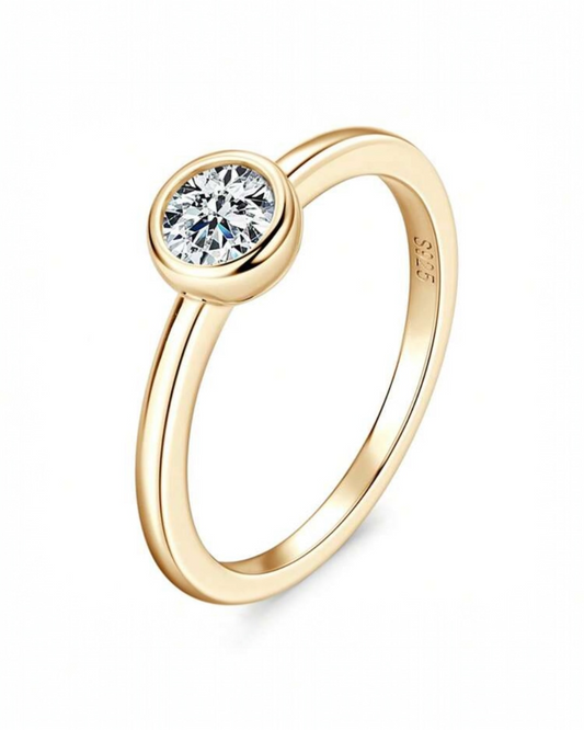 Anel Solitário - Em Moissanite em Prata 925 - Com banho de ouro amarelo 18k, proporcionando um acabamento luxuoso e durável - Formato redondo- Certificado GRA
