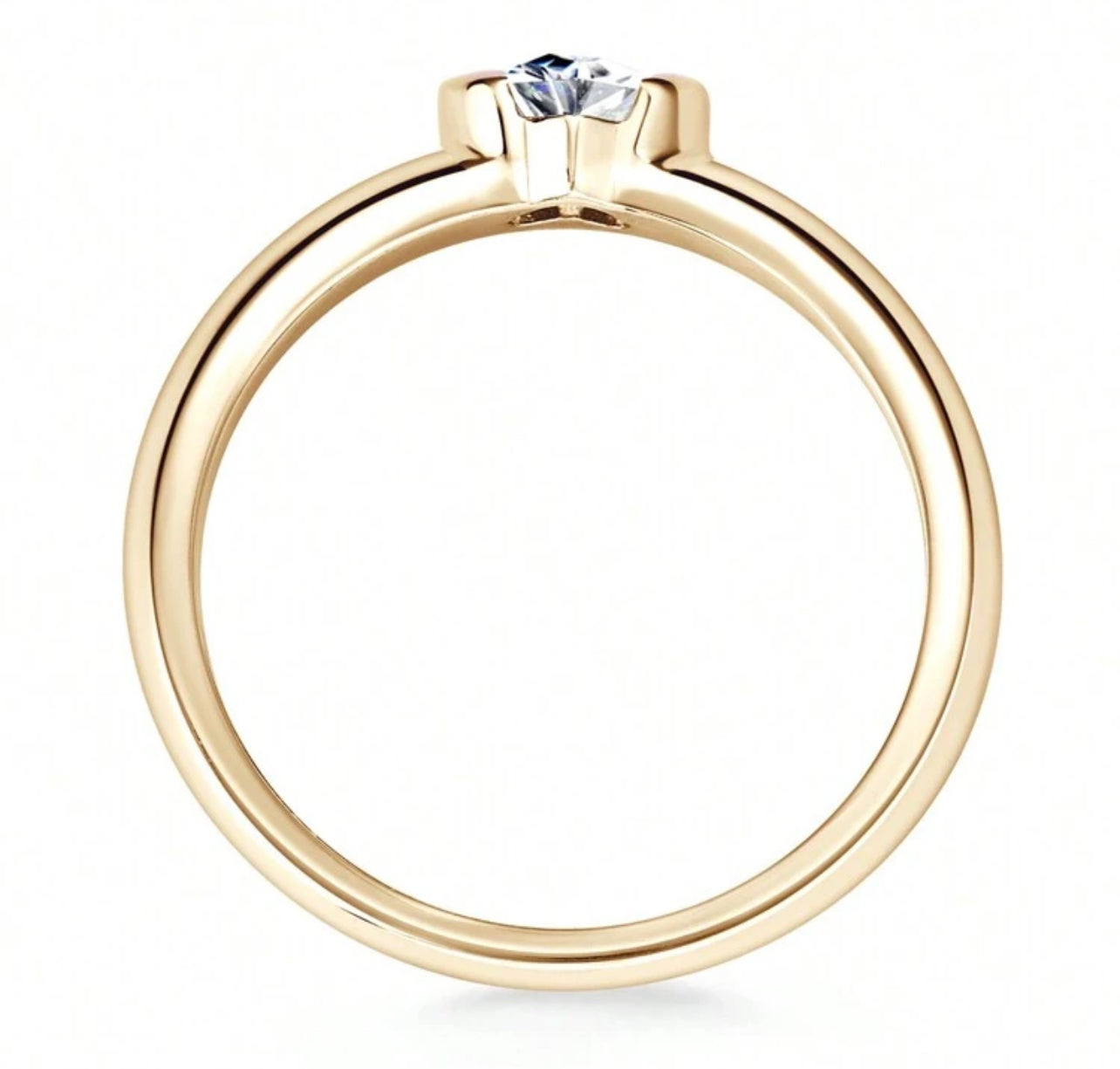 Anel Solitário - Em Moissanite em Prata 925 - Com banho de ouro amarelo 18k, proporcionando um acabamento luxuoso e durável - Formato coração - Certificado GRA