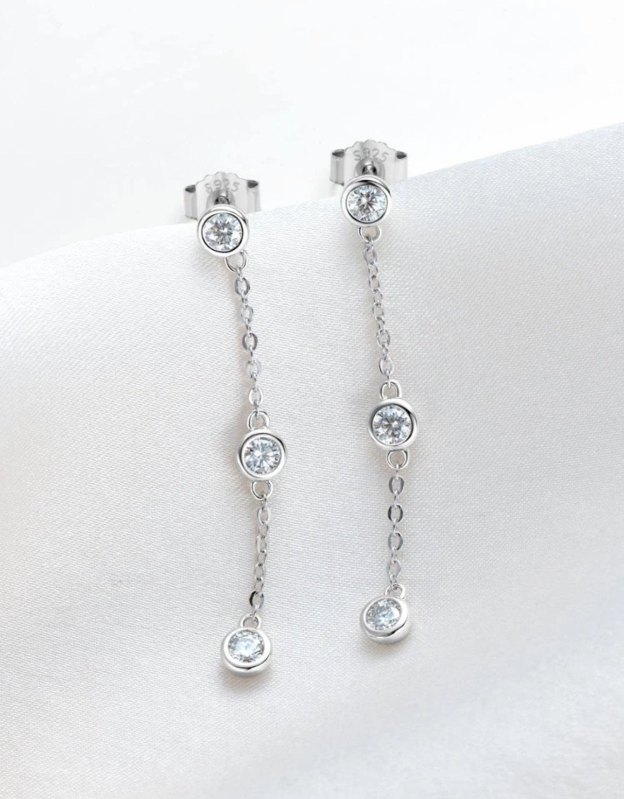 1 Par de Brincos Cascata de Luz em Moissanite confeccionadas em Prata 925 com banho em Ouro Branco 18K - 3 mm cada pedra