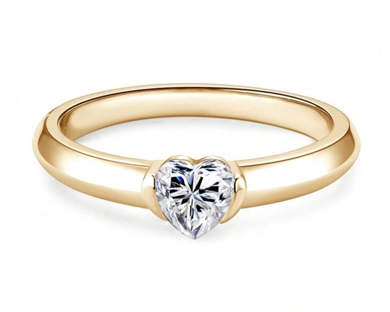 Anel Solitário - Em Moissanite em Prata 925 - Com banho de ouro amarelo 18k, proporcionando um acabamento luxuoso e durável - Formato coração - Certificado GRA