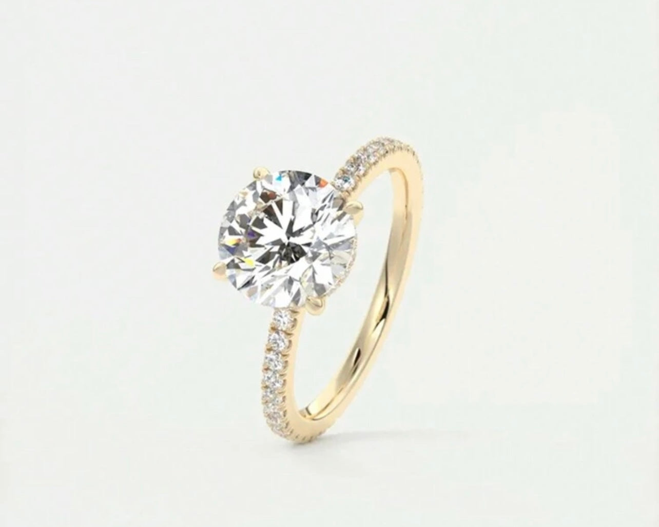 Anel Solitário Cravejado  - Em diamantes Moissanite em Prata 925 - Com banho de ouro amarelo 18k, proporcionando um acabamento luxuoso e durável - Certificado GRA