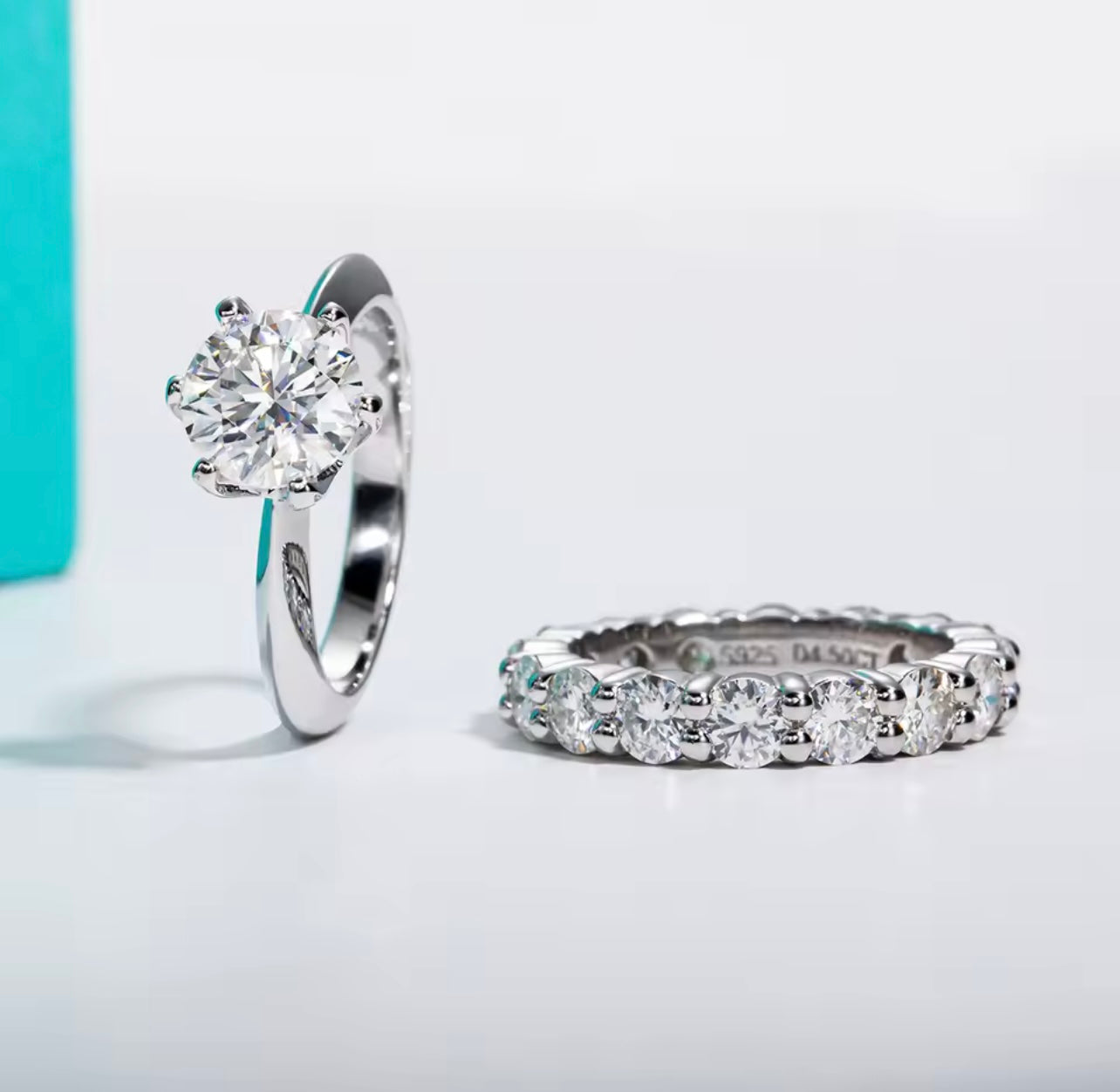 Dupla de Solitário e Aparador Solitário Aliança Russa Inteira Moissanite 1 Pedra com corte redondo,Prata 925, cor D-E, pureza VVS1, com pedras de 8mm, 2ct acompanhada de Certificado GRA da pedra 1 Aparador 4mm, 4,50ct