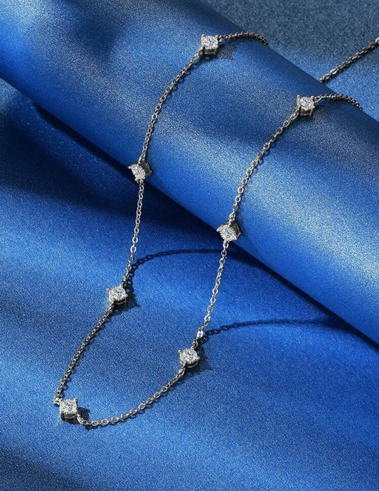 Colar Constelação em Prata 925 com Banho em ouro Branco 18 k com 7 moissanitas de 3 mm (0,12 ct cada), somando juntas 0,70 ct no total.