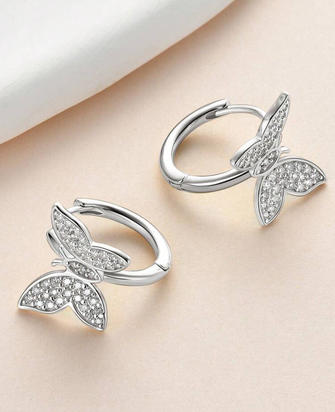 1 Par de Brincos Borboleta em Moissanite Cravejada confeccionadas em Prata 925 com Banho em Ouro Branco 18K