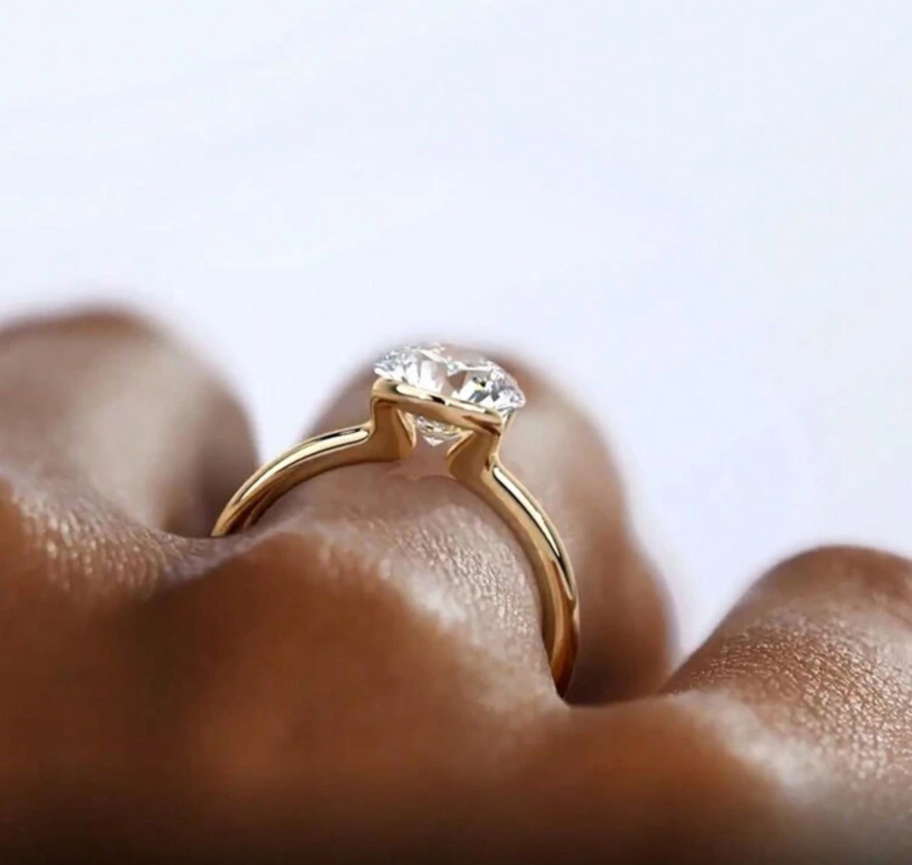 Anel Solitário - Em Moissanite em Prata 925 - Com banho de ouro amarelo 18k, proporcionando um acabamento luxuoso e durável - Certificado GRA