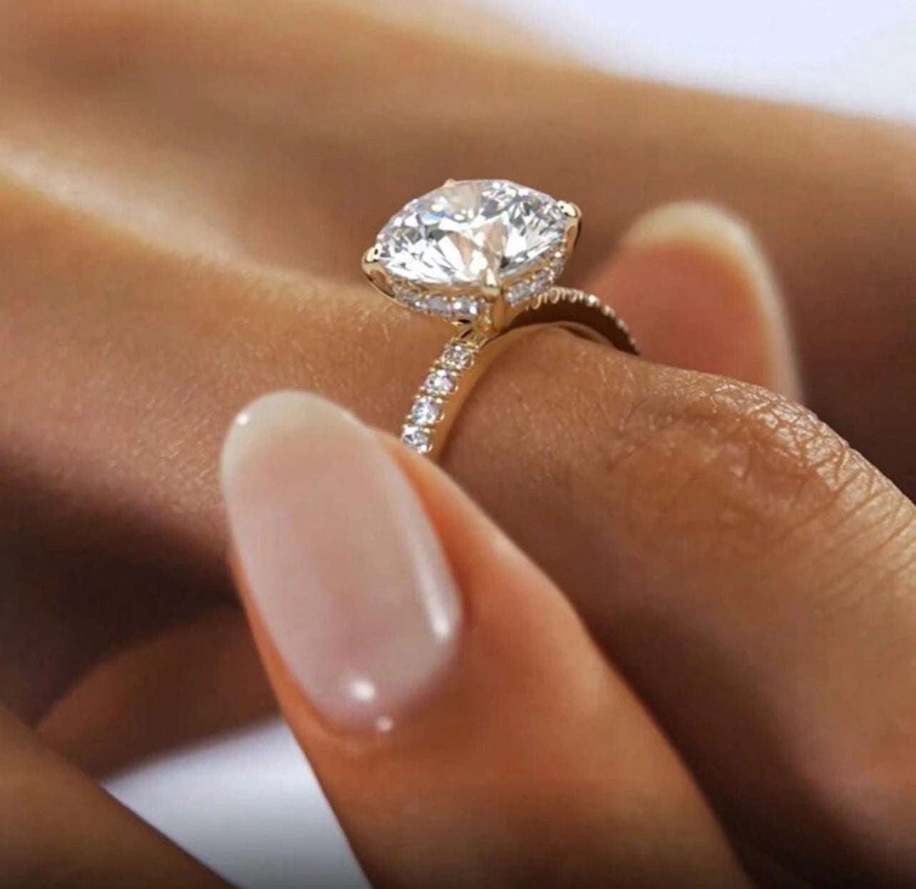 Anel Solitário Cravejado  - Em diamantes Moissanite em Prata 925 - Com banho de ouro amarelo 18k, proporcionando um acabamento luxuoso e durável - Certificado GRA