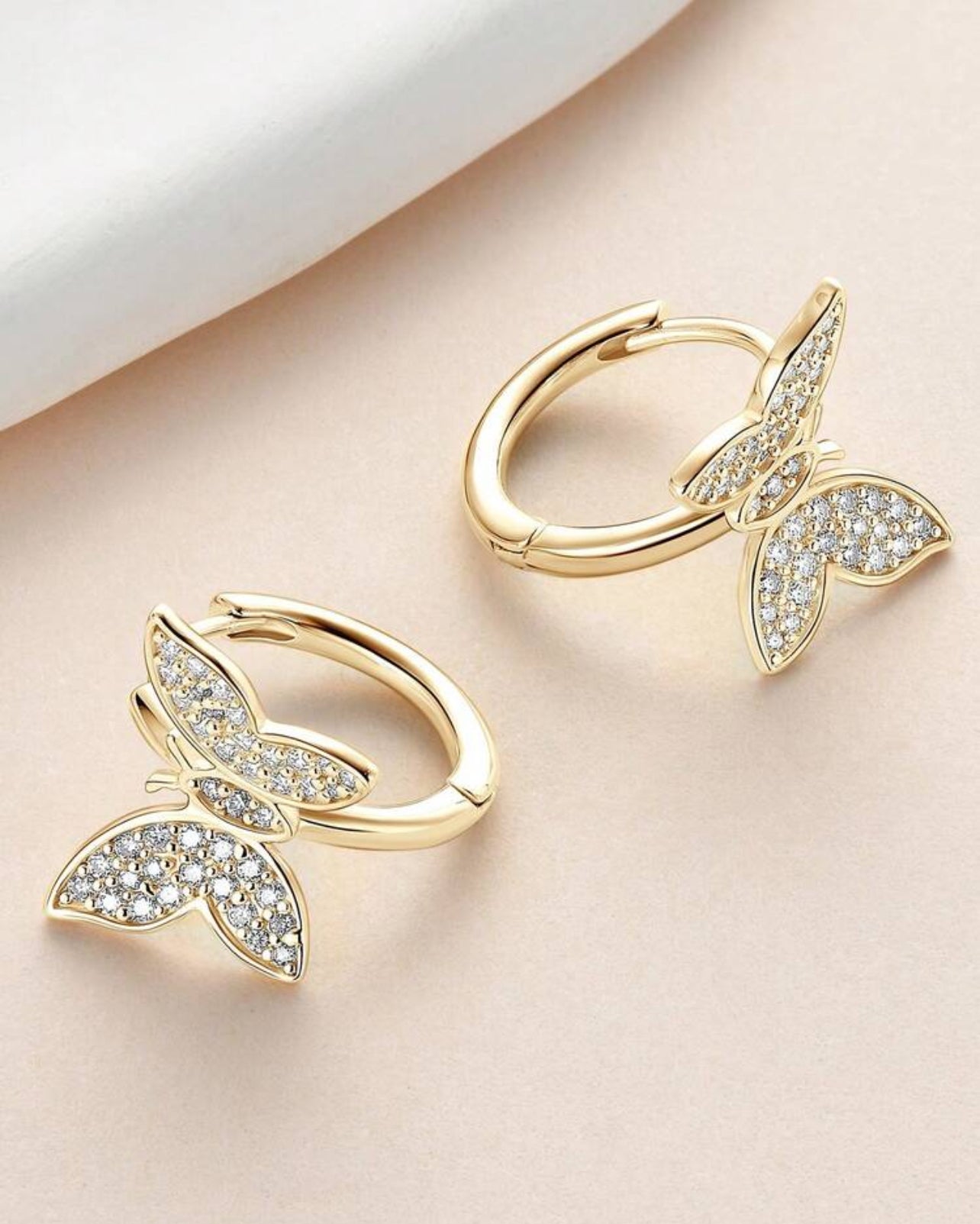 1 Par de Brincos Borboleta em Moissanite Cravejada confeccionadas em Prata 925 com Banho em Ouro Dourado 18K