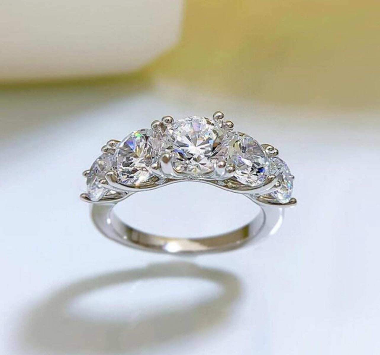 Meia Aliança Lumiére com 5 Pedras em Moissanite com corte redondo,Prata 925, Banho em Ouro Branco 18 k
