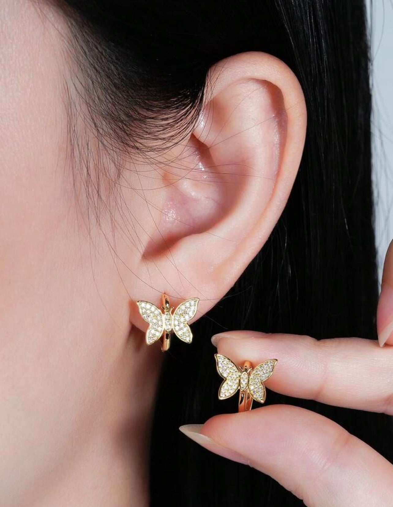 1 Par de Brincos Borboleta em Moissanite Cravejada confeccionadas em Prata 925 com Banho em Ouro Dourado 18K