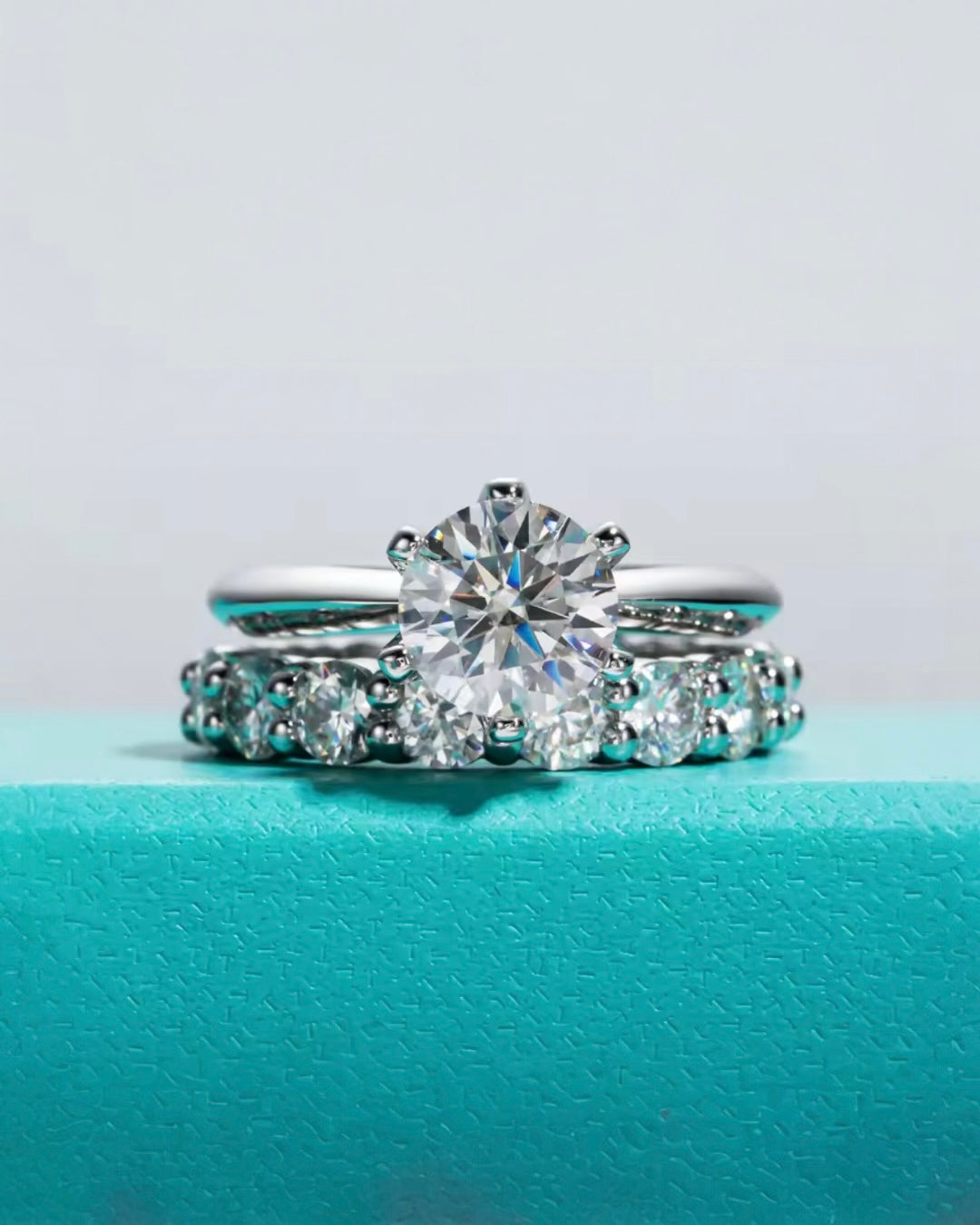 Dupla de Solitário e Aparador Solitário Aliança Russa Inteira Moissanite 1 Pedra com corte redondo,Prata 925, cor D-E, pureza VVS1, com pedras de 8mm, 2ct acompanhada de Certificado GRA da pedra 1 Aparador 4mm, 4,50ct