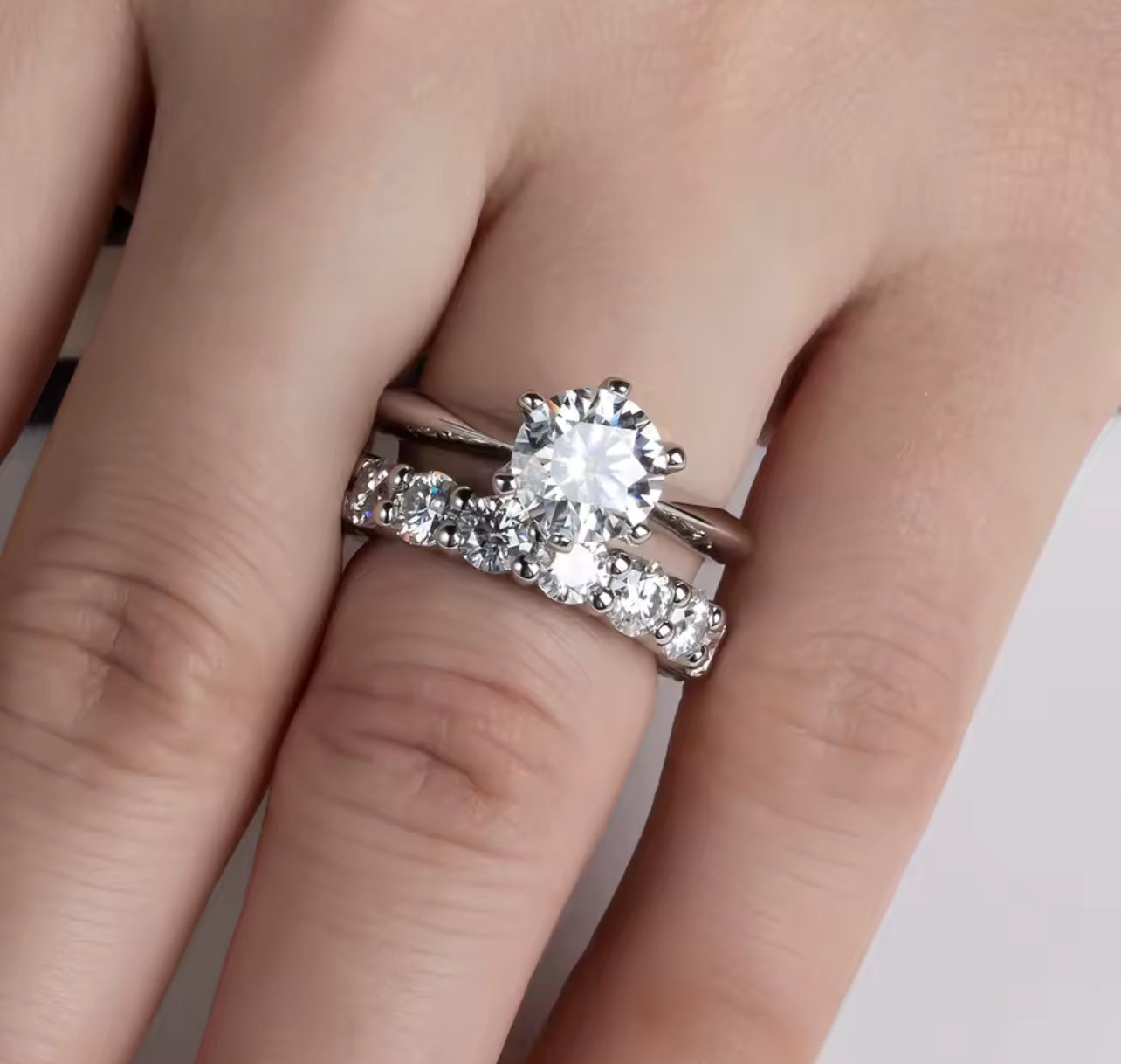 Dupla de Solitário e Aparador Solitário Aliança Russa Inteira Moissanite 1 Pedra com corte redondo,Prata 925, cor D-E, pureza VVS1, com pedras de 8mm, 2ct acompanhada de Certificado GRA da pedra 1 Aparador 4mm, 4,50ct