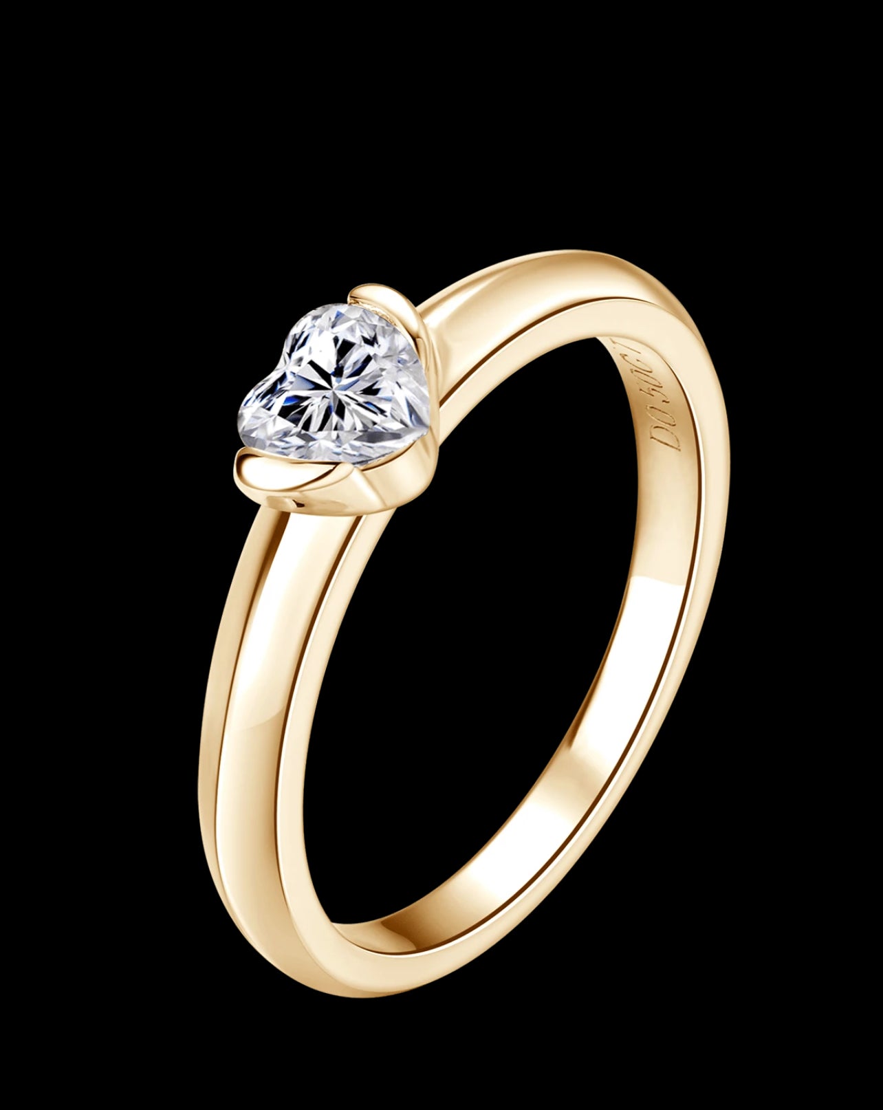 Anel Solitário - Em Moissanite em Prata 925 - Com banho de ouro amarelo 18k, proporcionando um acabamento luxuoso e durável - Formato coração - Certificado GRA