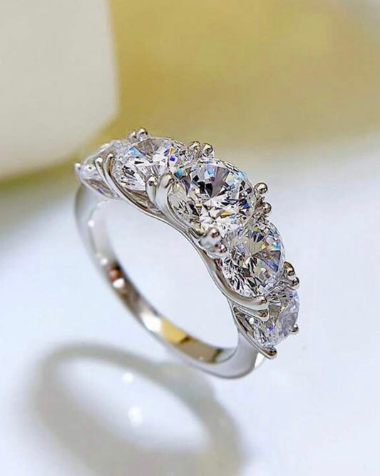 Meia Aliança de 5 Pedras em Moissanite com corte redondo,Prata 925, cor D-E, pureza VVS1, com pedras de 6,5mm, 6mm e 5mm, acompanhada de Certificado GRA da pedra central de 6,5mm. Prata 925 banho ouro Branco 18 K