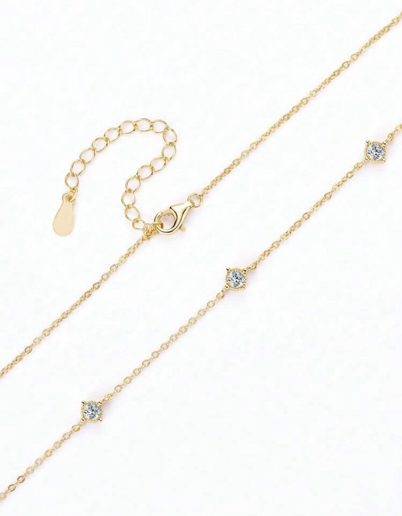 Colar Constelação em Prata 925 com Banho em ouro Dourado 18 k com 7 moissanitas de 3 mm (0,12 ct cada), somando juntas 0,70 ct no total.