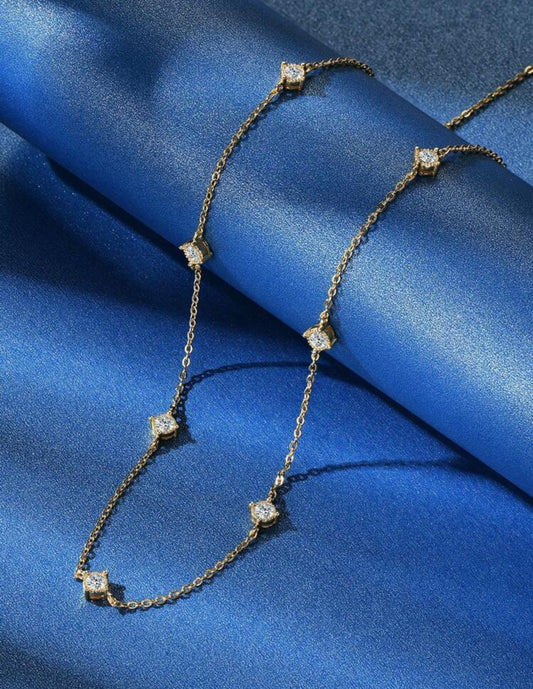 Colar Constelação em Prata 925 com Banho em ouro Dourado 18 k com 7 moissanitas de 3 mm (0,12 ct cada), somando juntas 0,70 ct no total.