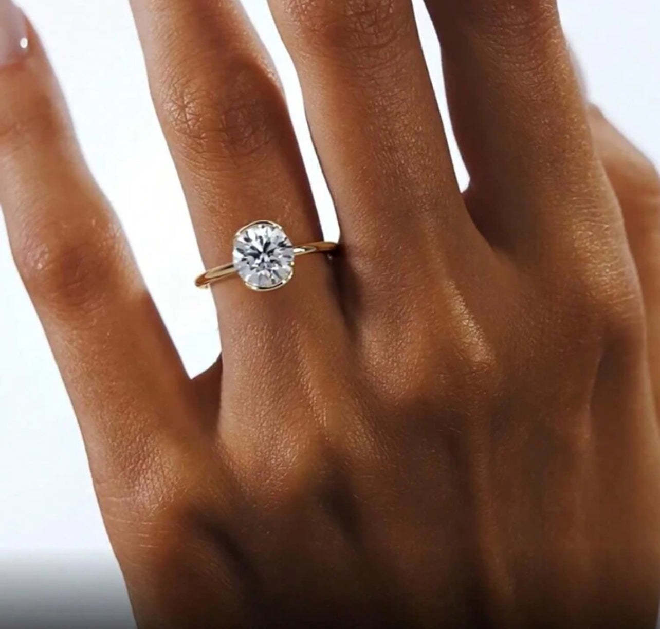 Anel Solitário - Em Moissanite em Prata 925 - Com banho de ouro amarelo 18k, proporcionando um acabamento luxuoso e durável - Certificado GRA