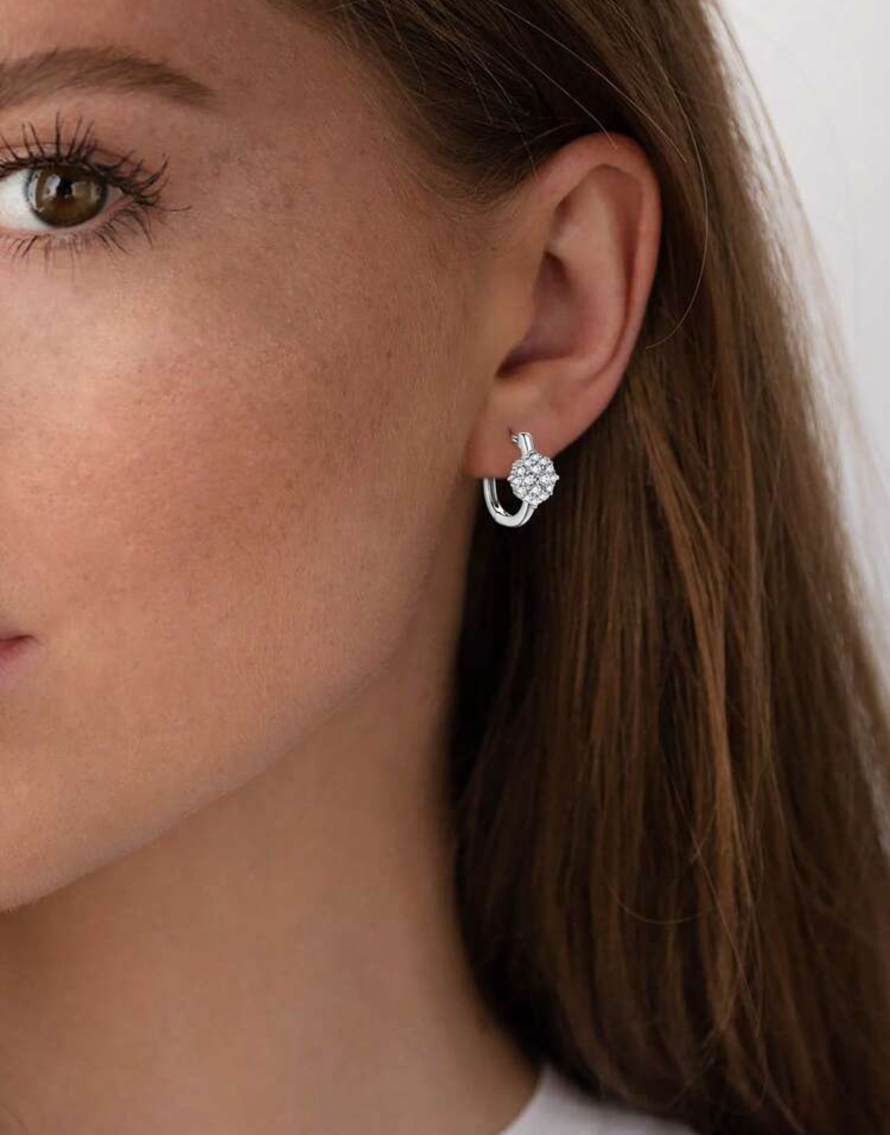 Par de Brincos de Argola Chuveirinho de Moissanite Elegante par de argolas confeccionadas em Prata 925 com banho em Ouro Branco 18K,