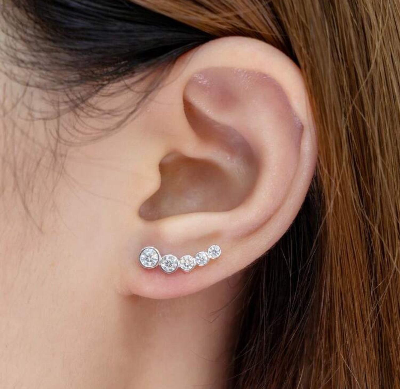1 Par de Brincos Stella de Prata 925 com Banho de Ouro Branco 18 k, Pedras em Moissanite 3,5mm, 3mm, 2,5mm, 2,2mm e 2mm
