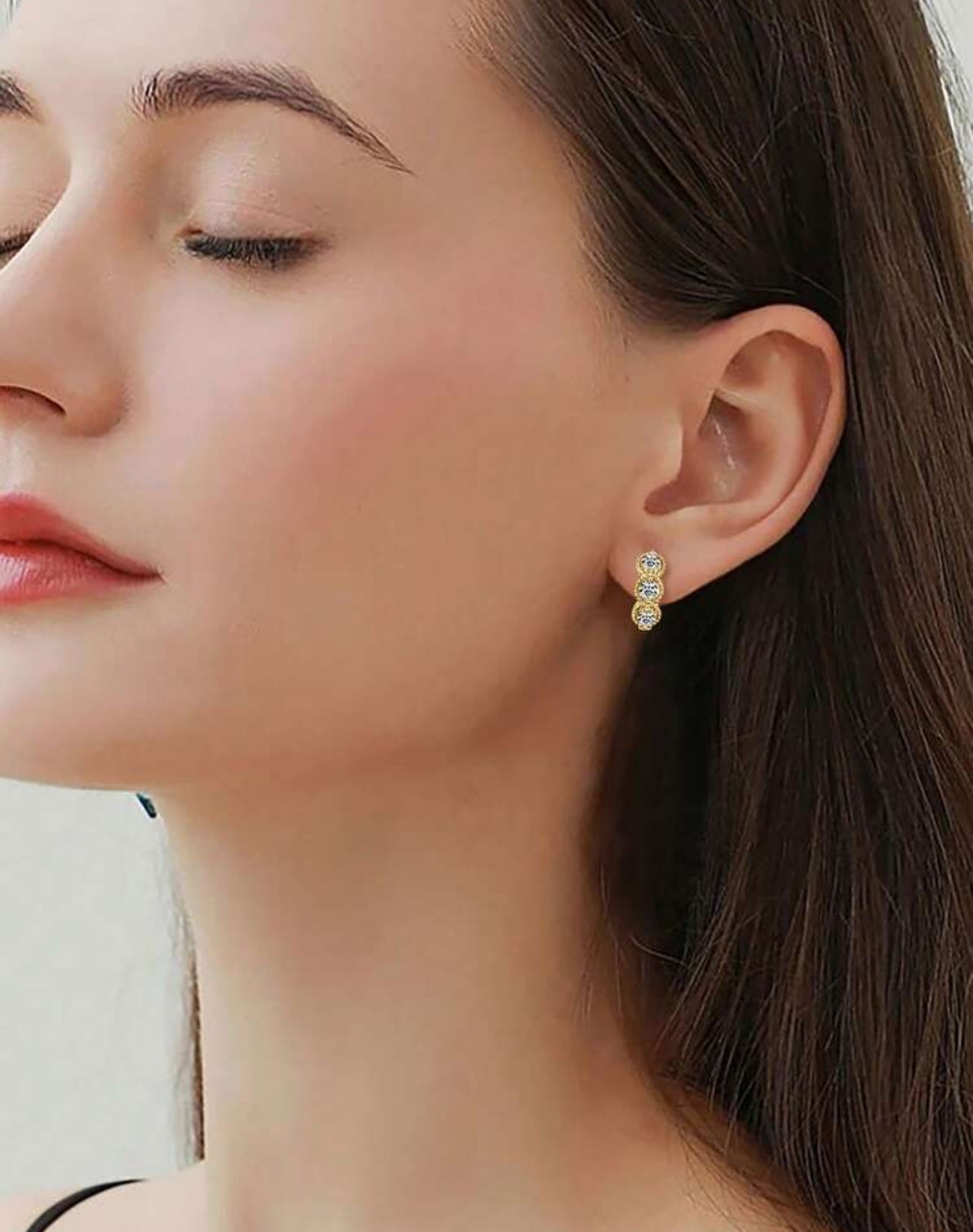 Par de Brincos de Argola Clássicos Retrô de Moissanite
Elegante par de argolas confeccionadas em Prata 925 com banho em Ouro 18K,