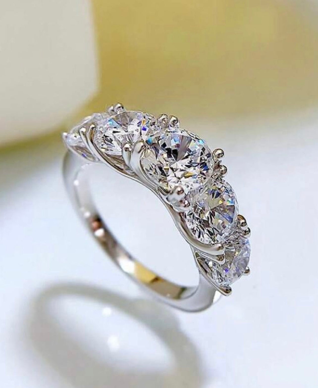 Meia Aliança Lumiére com 5 Pedras em Moissanite com corte redondo,Prata 925, Banho em Ouro Branco 18 k