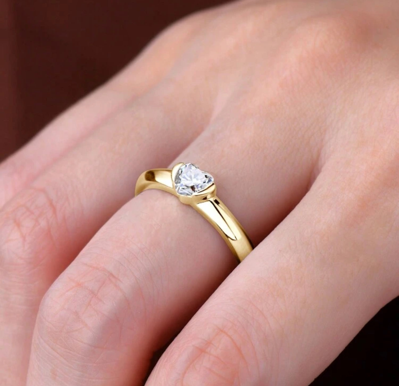 Anel Solitário - Em Moissanite em Prata 925 - Com banho de ouro amarelo 18k, proporcionando um acabamento luxuoso e durável - Formato coração - Certificado GRA