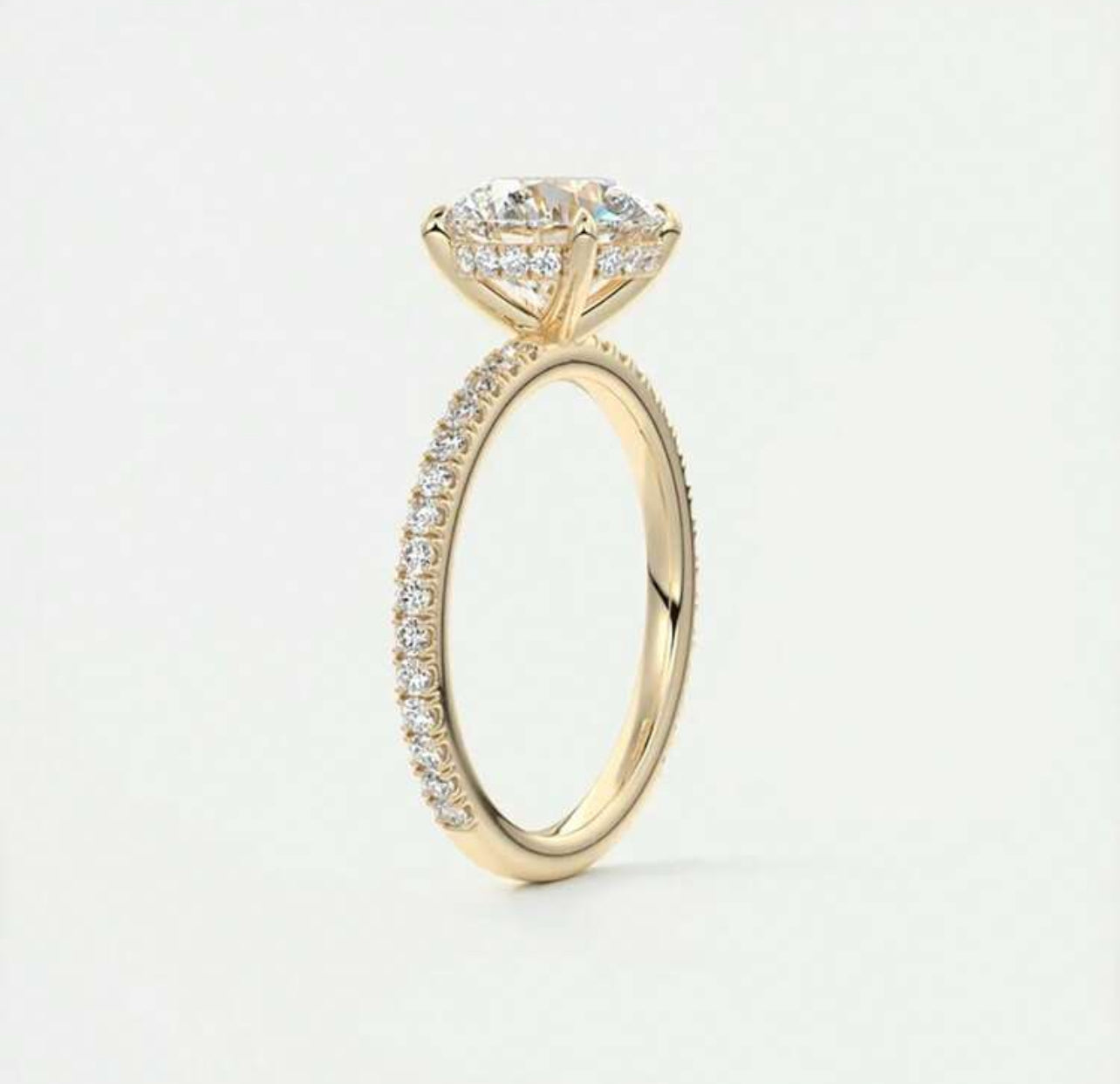 Anel Solitário Cravejado  - Em diamantes Moissanite em Prata 925 - Com banho de ouro amarelo 18k, proporcionando um acabamento luxuoso e durável - Certificado GRA
